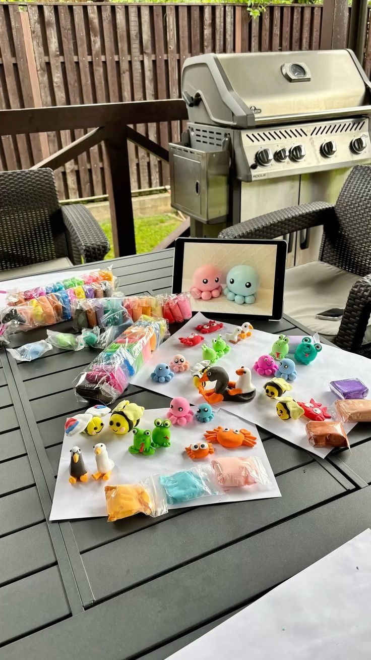 Miniaturas de massinha de modelar coloridas